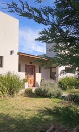 SAN BENITO  Hermosa propiedad de 5 ambientes en venta. 