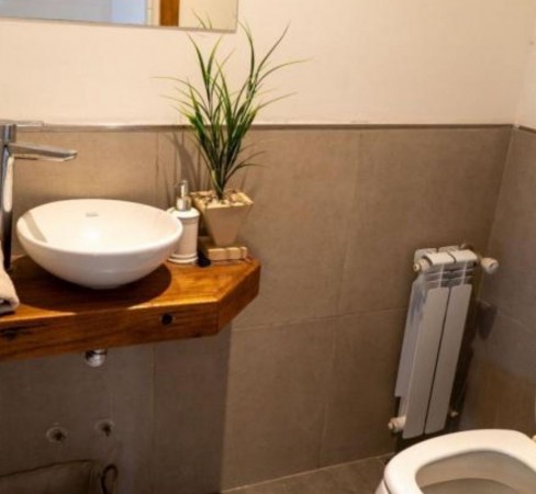 SAN BENITO  Hermosa propiedad de 5 ambientes en venta. 