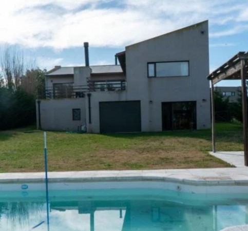 SAN BENITO  Hermosa propiedad de 5 ambientes en venta. 