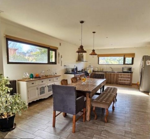 SAN BENITO  Hermosa propiedad de 5 ambientes en venta. 