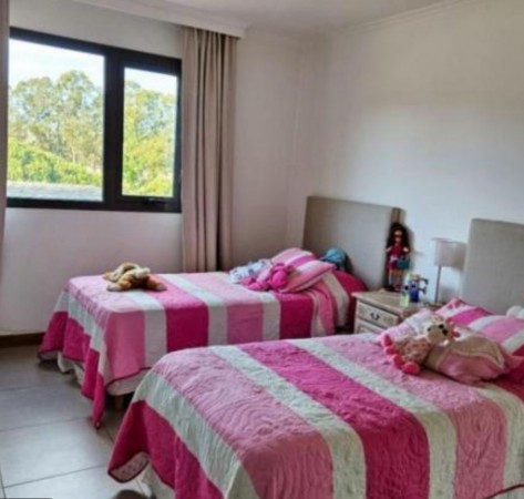 SAN BENITO  Hermosa propiedad de 5 ambientes en venta. 