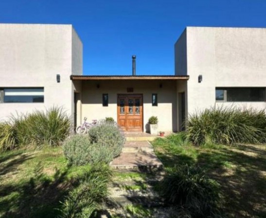 SAN BENITO  Hermosa propiedad de 5 ambientes en venta. 