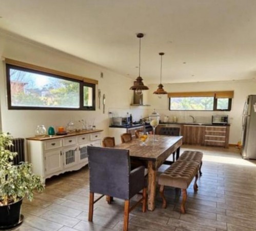 SAN BENITO  Hermosa propiedad de 5 ambientes en venta. 