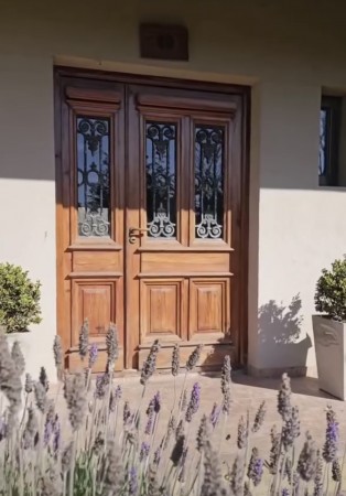 SAN BENITO  Hermosa propiedad de 5 ambientes en venta. 