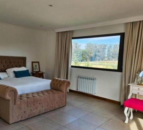 SAN BENITO  Hermosa propiedad de 5 ambientes en venta. 