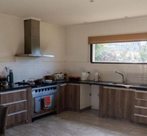 SAN BENITO  Hermosa propiedad de 5 ambientes en venta. 