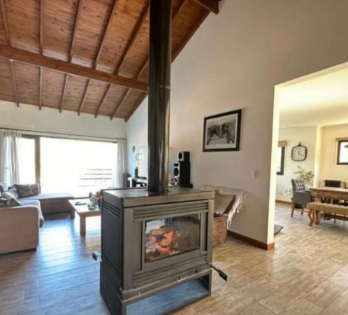 SAN BENITO  Hermosa propiedad de 5 ambientes en venta. 