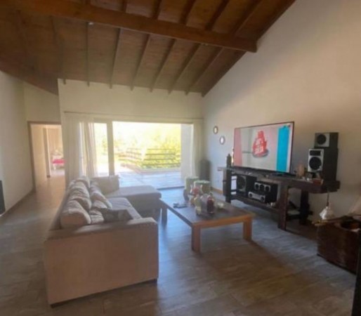 SAN BENITO  Hermosa propiedad de 5 ambientes en venta. 