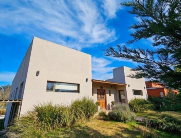 SAN BENITO  Hermosa propiedad de 5 ambientes en venta. 