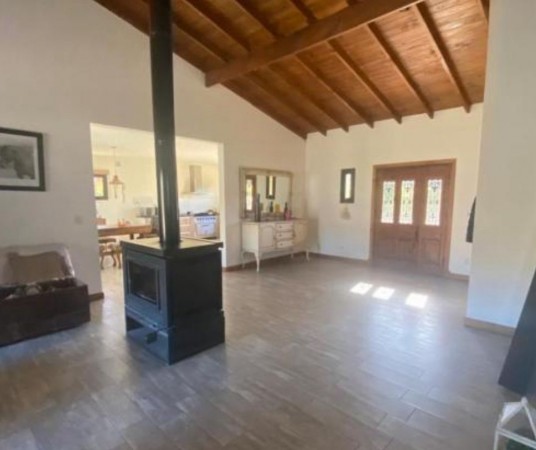 SAN BENITO  Hermosa propiedad de 5 ambientes en venta. 