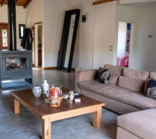 SAN BENITO  Hermosa propiedad de 5 ambientes en venta. 