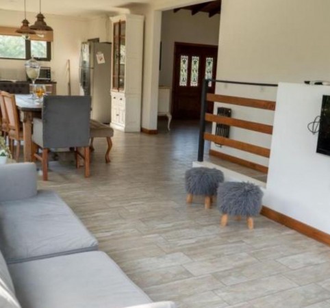 SAN BENITO  Hermosa propiedad de 5 ambientes en venta. 