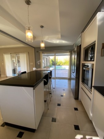 RUMENCO CASA DE 6 ambientes con pileta y gran parque forestado 