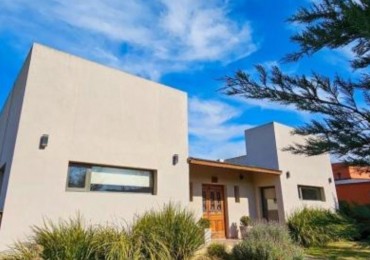 SAN BENITO  Hermosa propiedad de 5 ambientes en venta. 